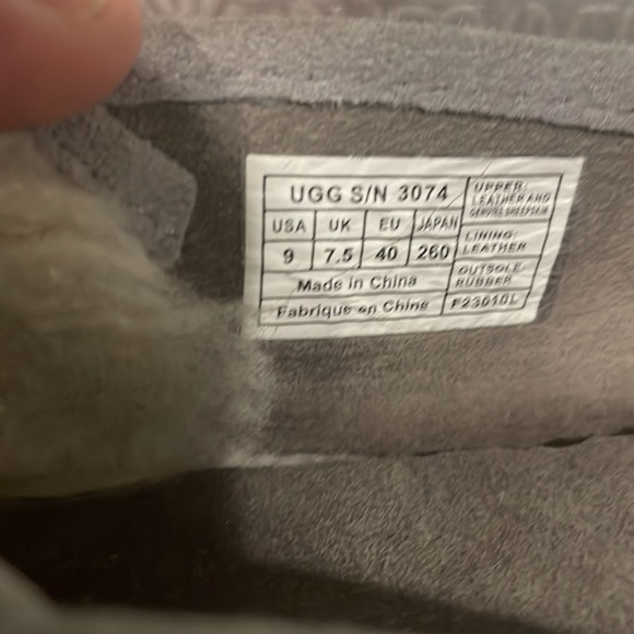 UGG silver slip-on flats - Size 9 - Picture 8 of 8